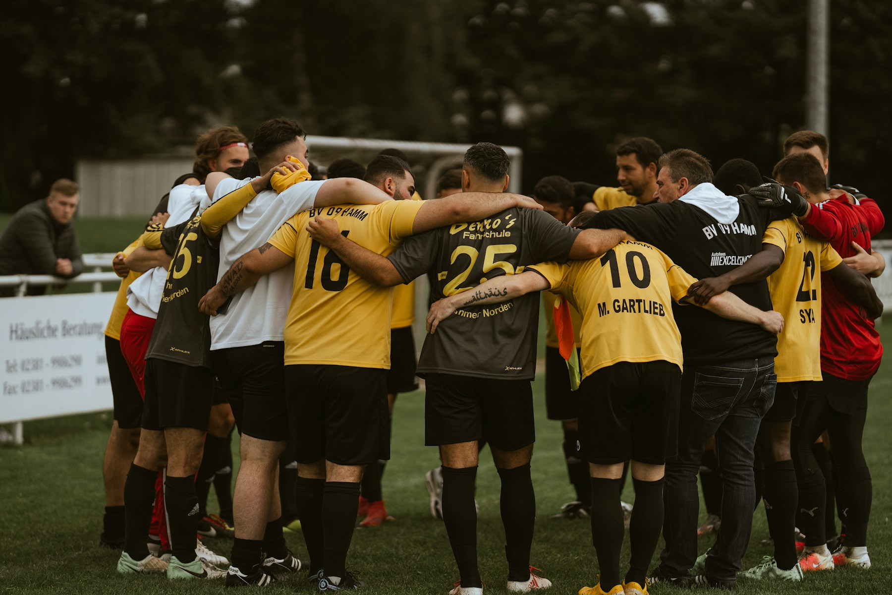 Fodboldhold i samling før kamp